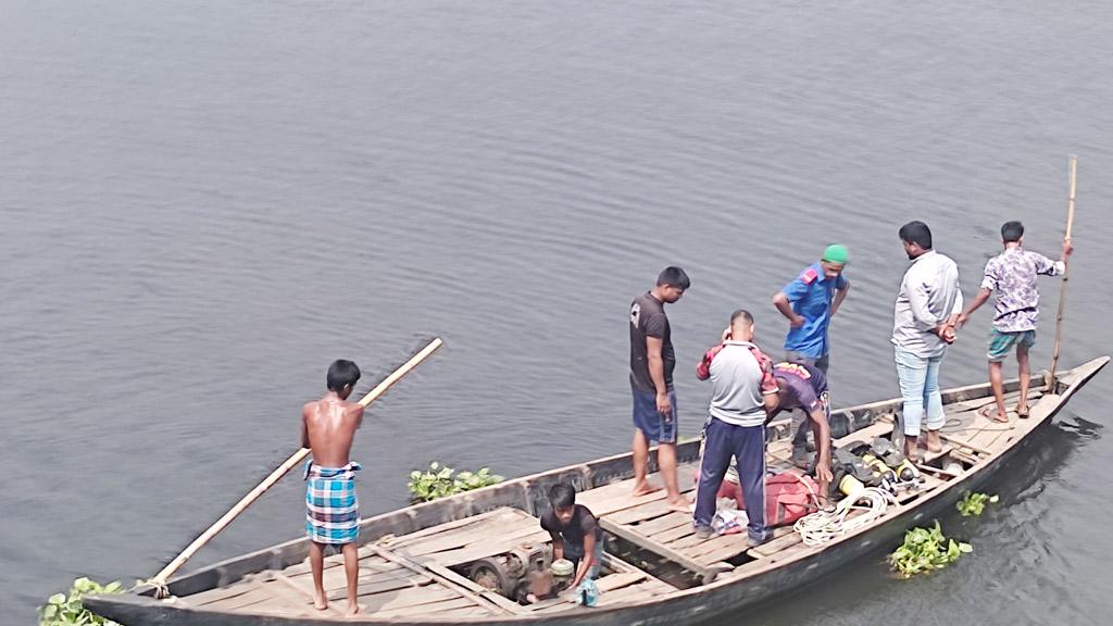 পুলিশের তাড়া খেয়ে নদীতে নিখোঁজ যুবক