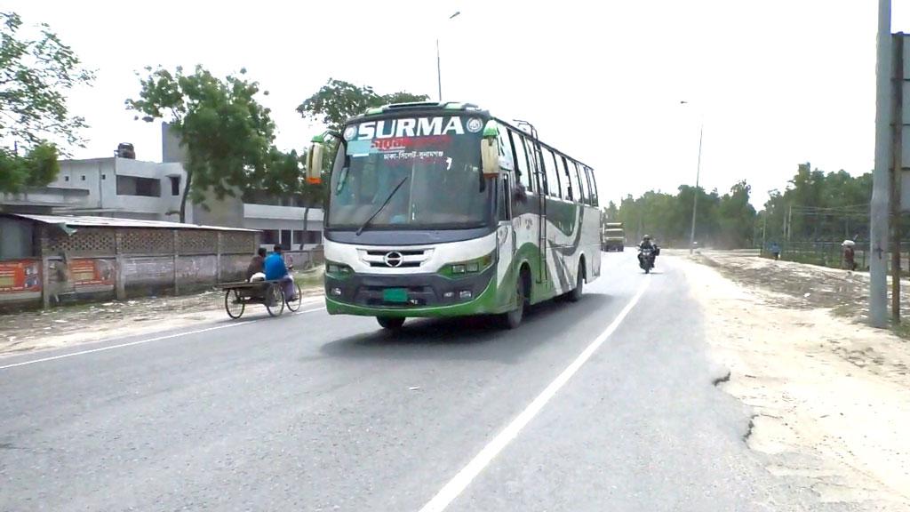 নিষেধাজ্ঞার মধ্যে বঙ্গবন্ধু সেতু দিয়ে ২৪ ঘণ্টায় চলেছে ৩০০ বাস