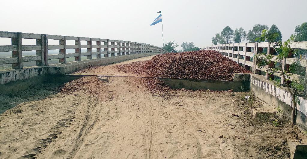 প্রকৌশলী-ঠিকাদার দ্বন্দ্বে কাজ বন্ধ সড়কের, ৩০ গ্রামের মানুষ দুর্ভোগে