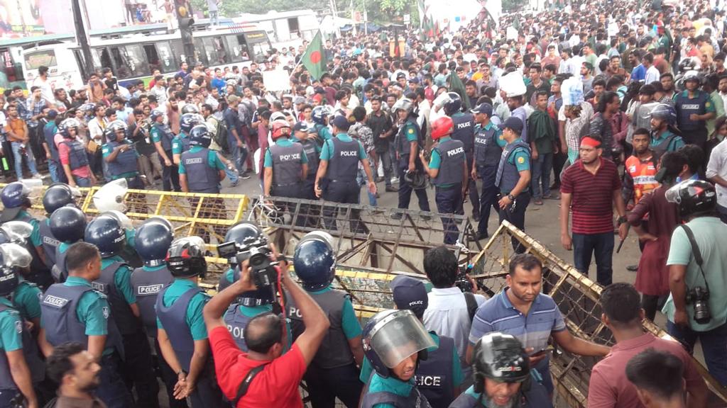 গুলিস্তান জিরো পয়েন্টে পুলিশের বাধার মুখে কোটাবিরোধী শিক্ষার্থীরা, রাষ্ট্রপতির কাছে যাচ্ছেন প্রতিনিধি