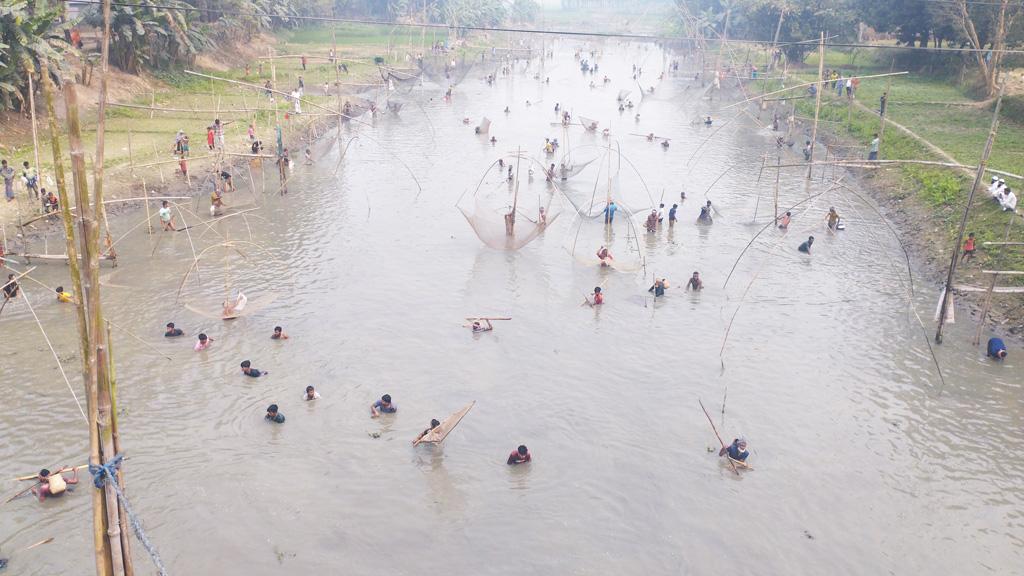 নান্দাইলে হাইত উৎসবে মাছ শিকারিদের ঢল