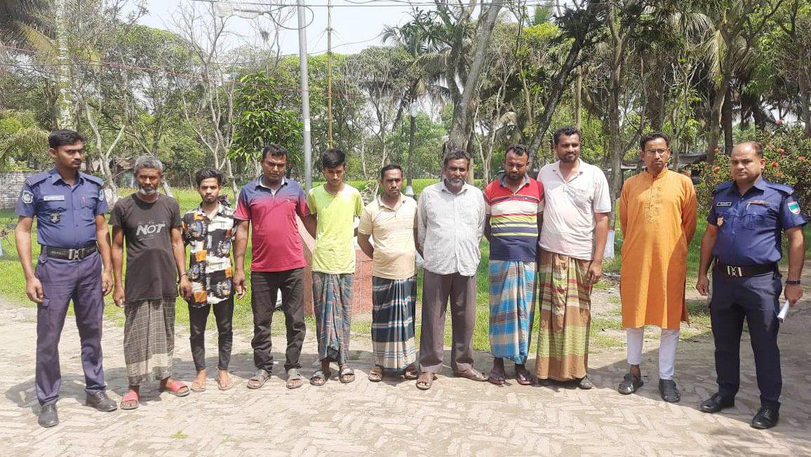 পাটকেলঘাটায় ‘ভুয়া’ ভেবে র‍্যাবকে মারধরের অভিযোগ, ইউপি চেয়ারম্যানসহ গ্রেপ্তার ৯ 