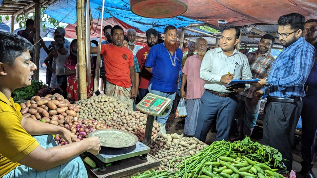 জয়পুরহাটে বেশি দামে আলু বিক্রি, ব্যবসায়ীকে জরিমানা