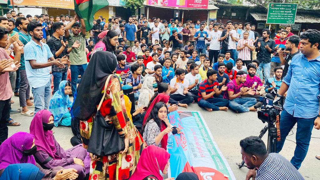 বাধা উপেক্ষা করে ইবি শিক্ষার্থীদের কুষ্টিয়া-খুলনা মহাসড়ক অবরোধ