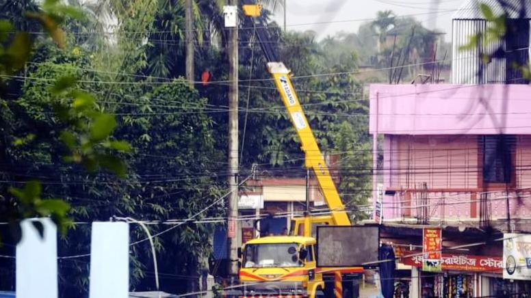 সংবাদ প্রকাশের পর সরানো হলো রাস্তার পাশের সেই বৈদ্যুতিক খুঁটি 