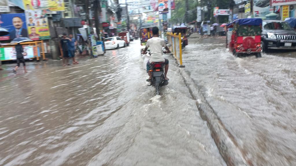 ৪ ঘণ্টার বৃষ্টিতেই জলাবদ্ধতা