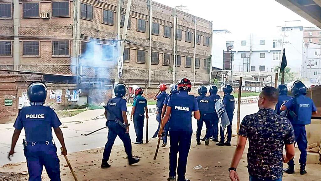 বেতন-বোনাসের দাবিতে শ্রমিকদের সড়ক অবরোধ