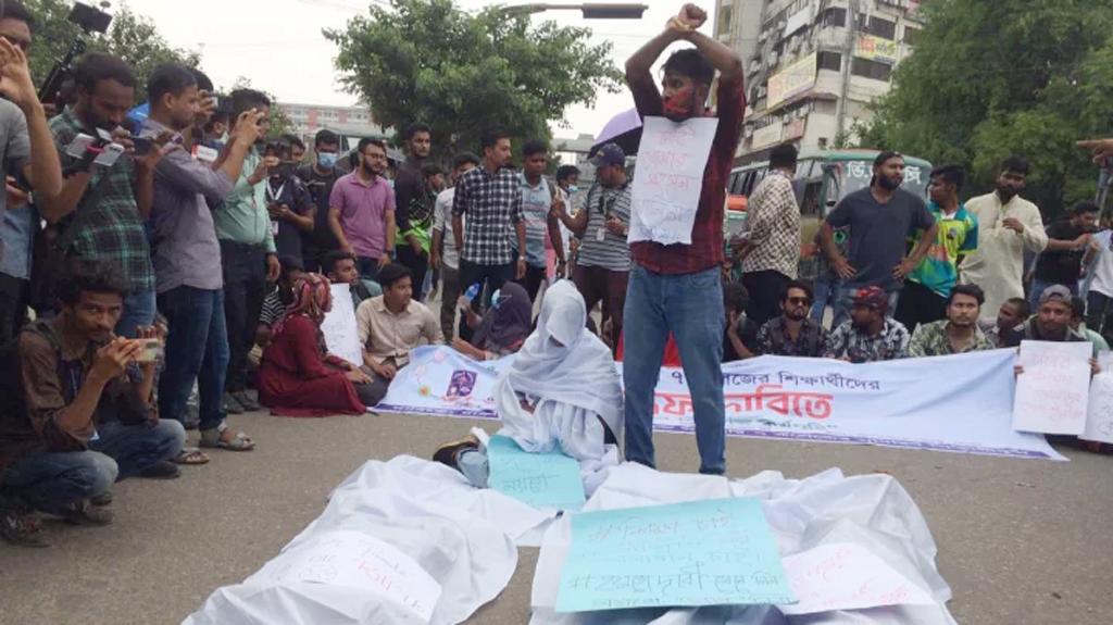 মৌখিক আশ্বাসে অবরোধ তুলে নিল ৭ কলেজের শিক্ষার্থীরা