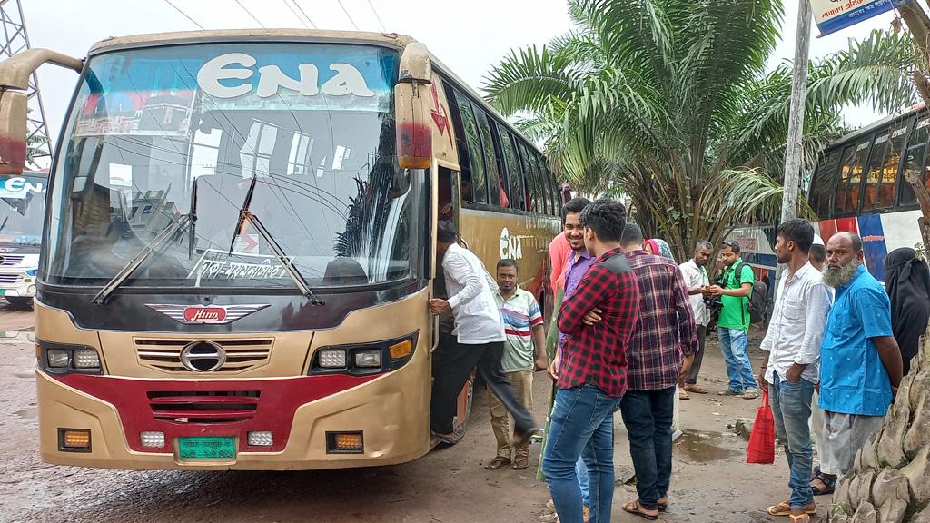 ঘোষণার পরও কমেনি বাসের ভাড়া, ক্ষুব্ধ যাত্রী