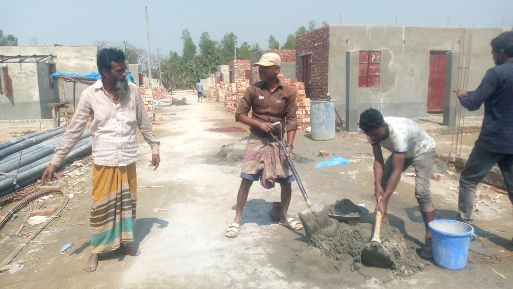 সারিয়াকান্দিতে এগিয়ে চলছে গৃহহীনদের জন্য ঘর নির্মাণ