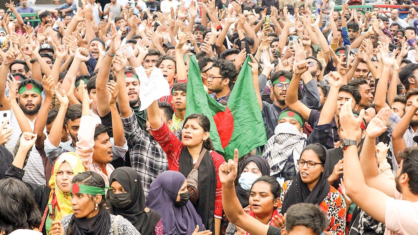 ‘ক্ষুদ্রতার মন্দিরেতে বসায়ে আপনারে  আপন পায়ে না দিই যেন অর্ঘ্য ভারে ভারে’