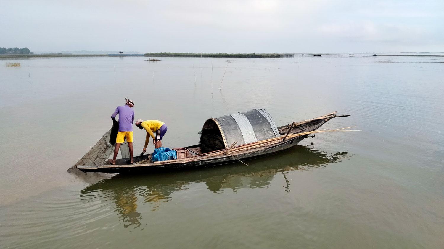 নিষিদ্ধ জালে মাছ শিকার