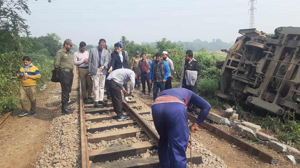 শ্রীপুরে ট্রেন দুর্ঘটনাস্থল পরিদর্শনে রেলপথ মন্ত্রণালয়ের তদন্ত কমিটি