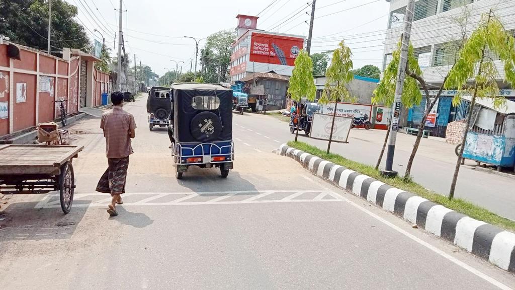 বরগুনায় এমপির অফিসের সামনে গতিরোধক, ১০ দুর্ঘটনা