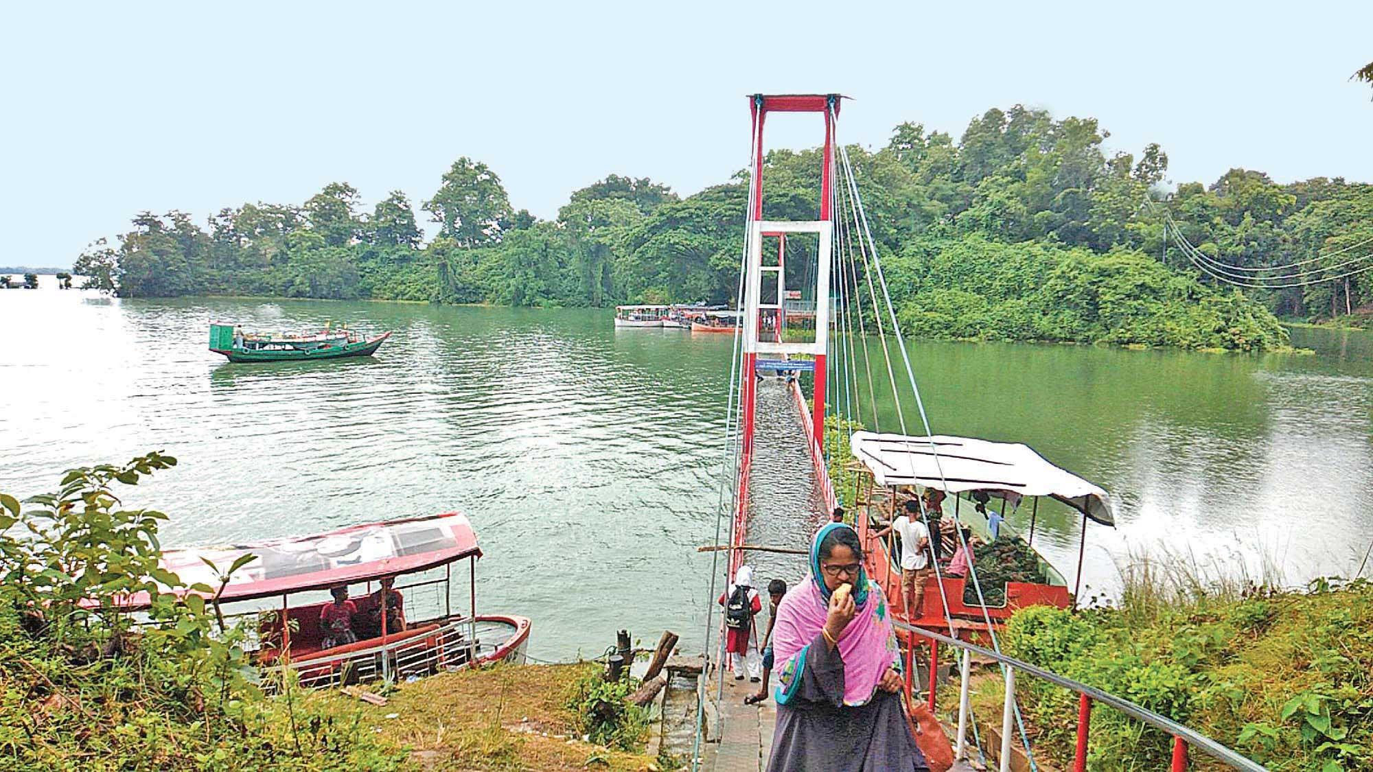 পানির নিচে ঝুলন্ত সেতু