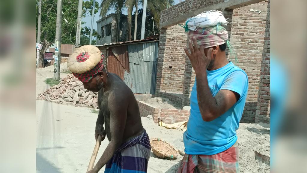 ‘রোদে কাম করতি আইসি মনে হচ্ছে গা পুড়ি যাচ্চে, তবুও উপায় নেই’