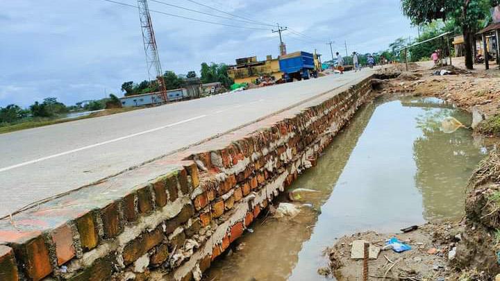 মহাসড়কের দু-পাশে নেই মাটি, ঘটছে দুর্ঘটনা