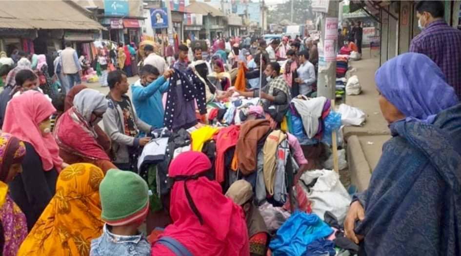 ঘোড়াশালে ফুটপাতে জমে উঠেছে শীতবস্ত্রের বেচাকেনা