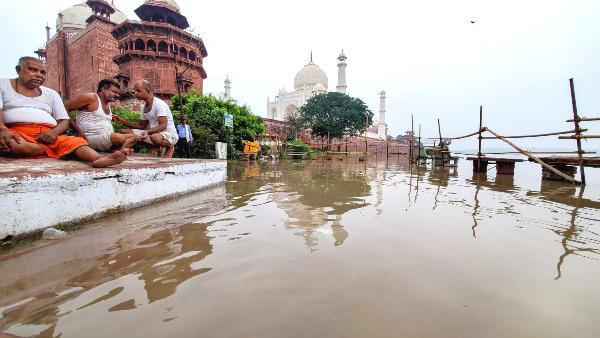 ৪৫ বছর পর তাজমহলের দেয়ালে ঠেকল যমুনার পানি 