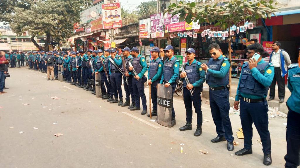 মতিঝিলে বিএনপিকে কালো পতাকা মিছিলে নামতেই দিল না পুলিশ