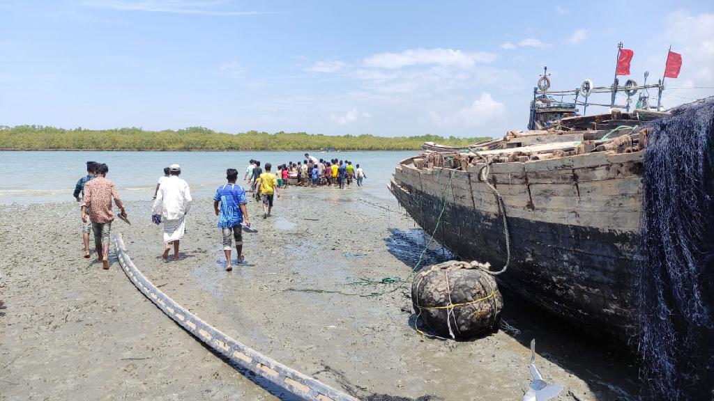 কক্সবাজারে ট্রলারডুবি: আরও ৩ জেলের মরদেহ উদ্ধার