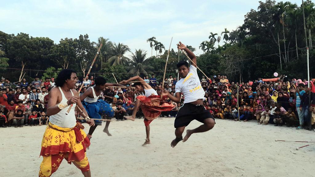 লাঠি খেলা দেখতে ভিড়