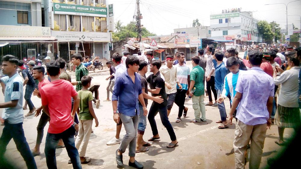 ফুলবাড়ীতে বিক্ষোভে বিপুল অংশগ্রহণ, এমপির বাসভবন ও আ.লীগ কার্যালয় ভাঙচুর