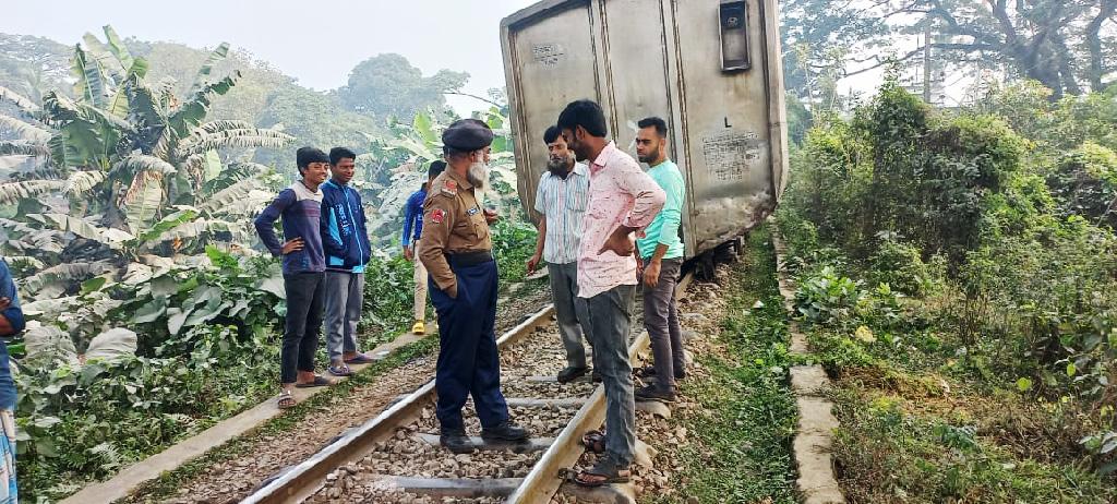 প্রায় ৩ ঘন্টা পর ময়মনসিংহ–চট্টগ্রাম–নেত্রকোনা রুটে ট্রেন চলাচল স্বাভাবিক