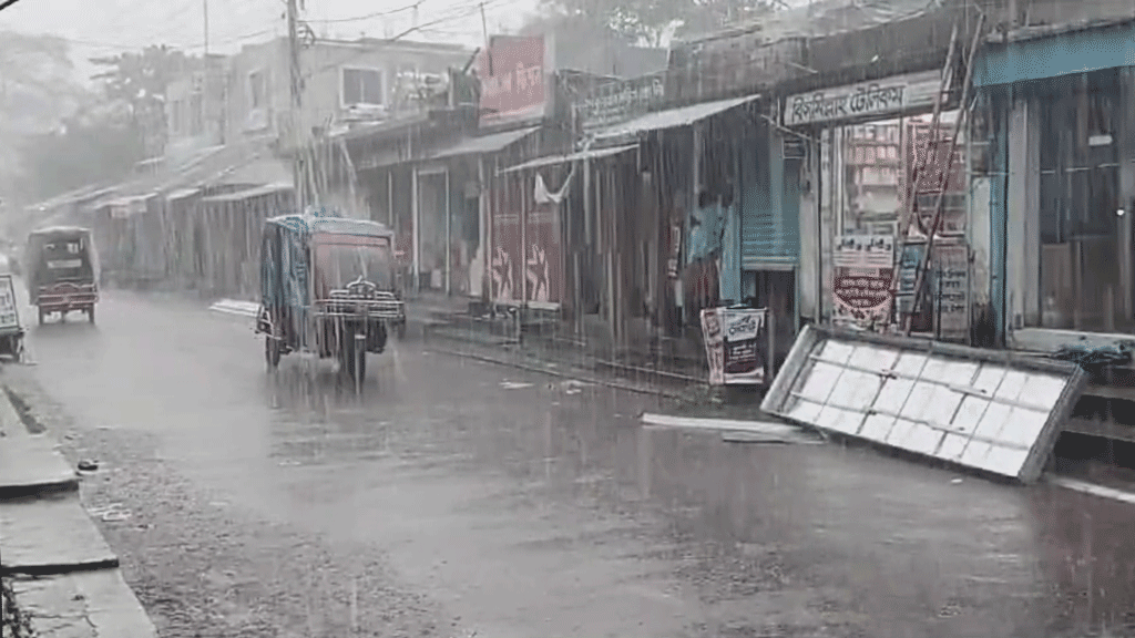 লঘুচাপের প্রভাবে কুয়াকাটায় উত্তাল বঙ্গোপসাগর, অতিবৃষ্টিতে শঙ্কায় কৃষক