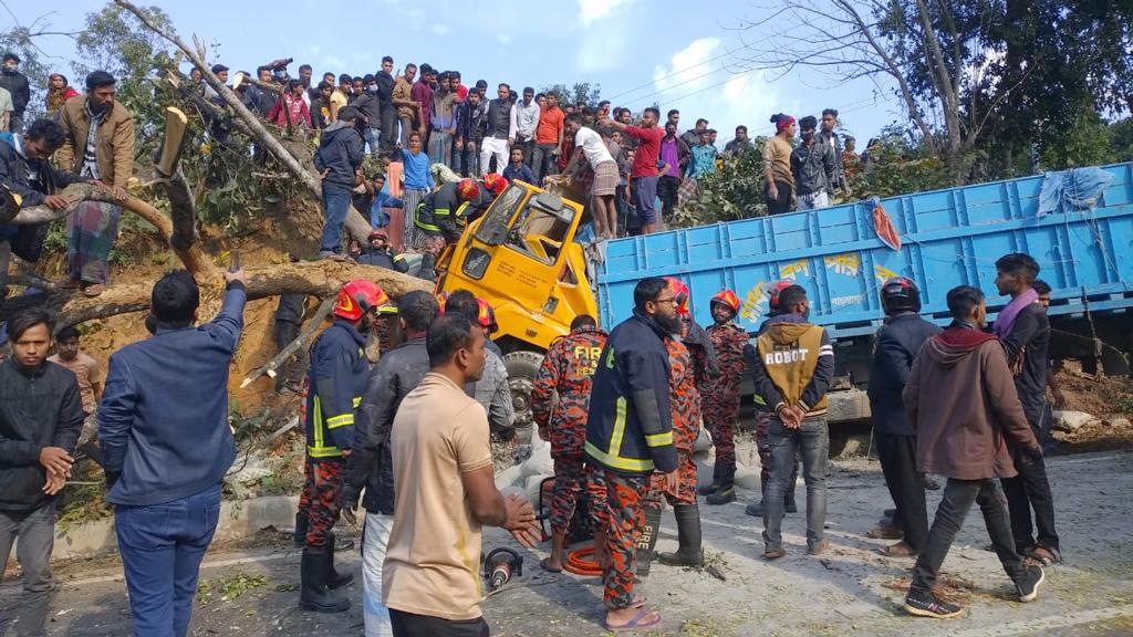 দুর্ঘটনায় বাবা-ছেলের মৃত্যু পরিবারে সামনে অন্ধকার