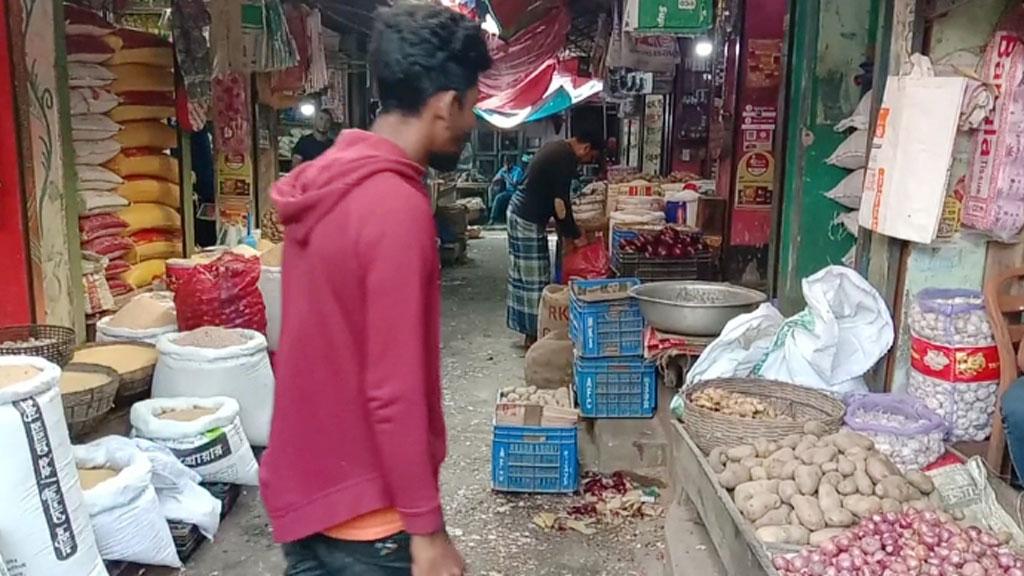 কৃত্রিম সংকট তৈরি করে কলাপাড়ায় পেঁয়াজের মূল্যবৃদ্ধি