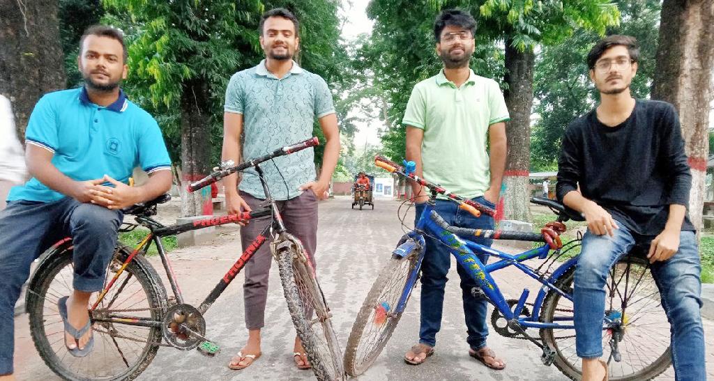 পড়তে পড়তে উদ্যোক্তা: কাপড় ধুয়ে দেন রাবির চার শিক্ষার্থী