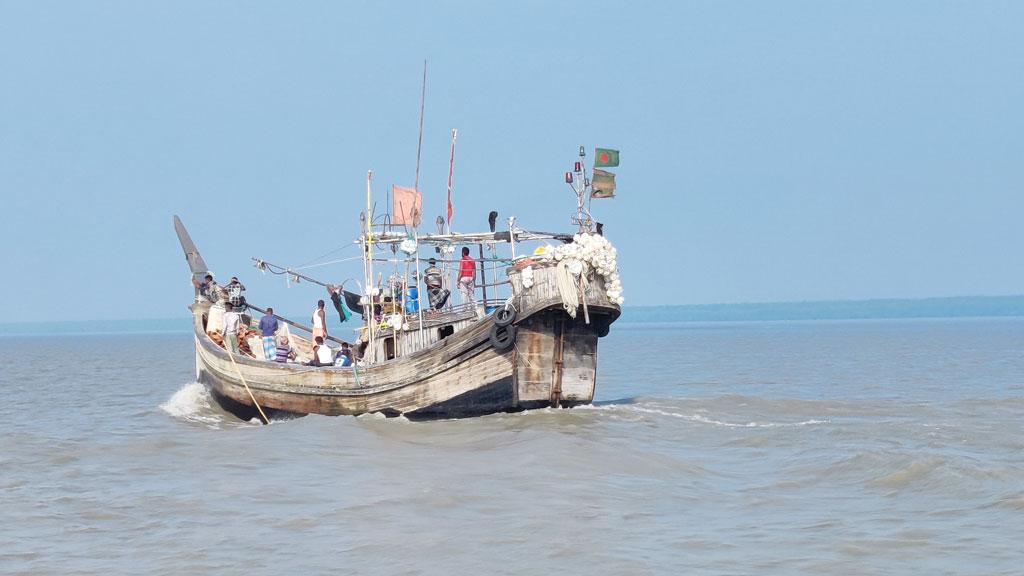 নিখোঁজ ৯ জেলের সন্ধানে বঙ্গোপসাগরে তিন বাহিনীর উদ্ধার অভিযান