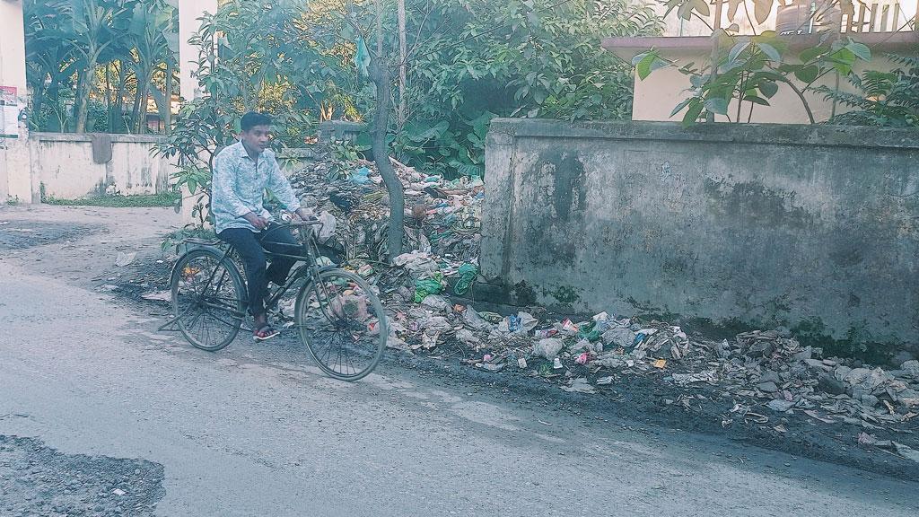 সড়কের পাশে বর্জ্যের স্তূপ