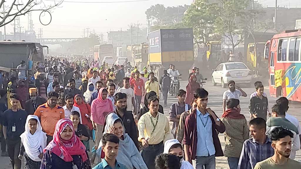 শ্রীপুরে মহাসড়ক অবরোধ করে শ্রমিকদের বিক্ষোভ, পুলিশের বাধায় ছত্রভঙ্গ