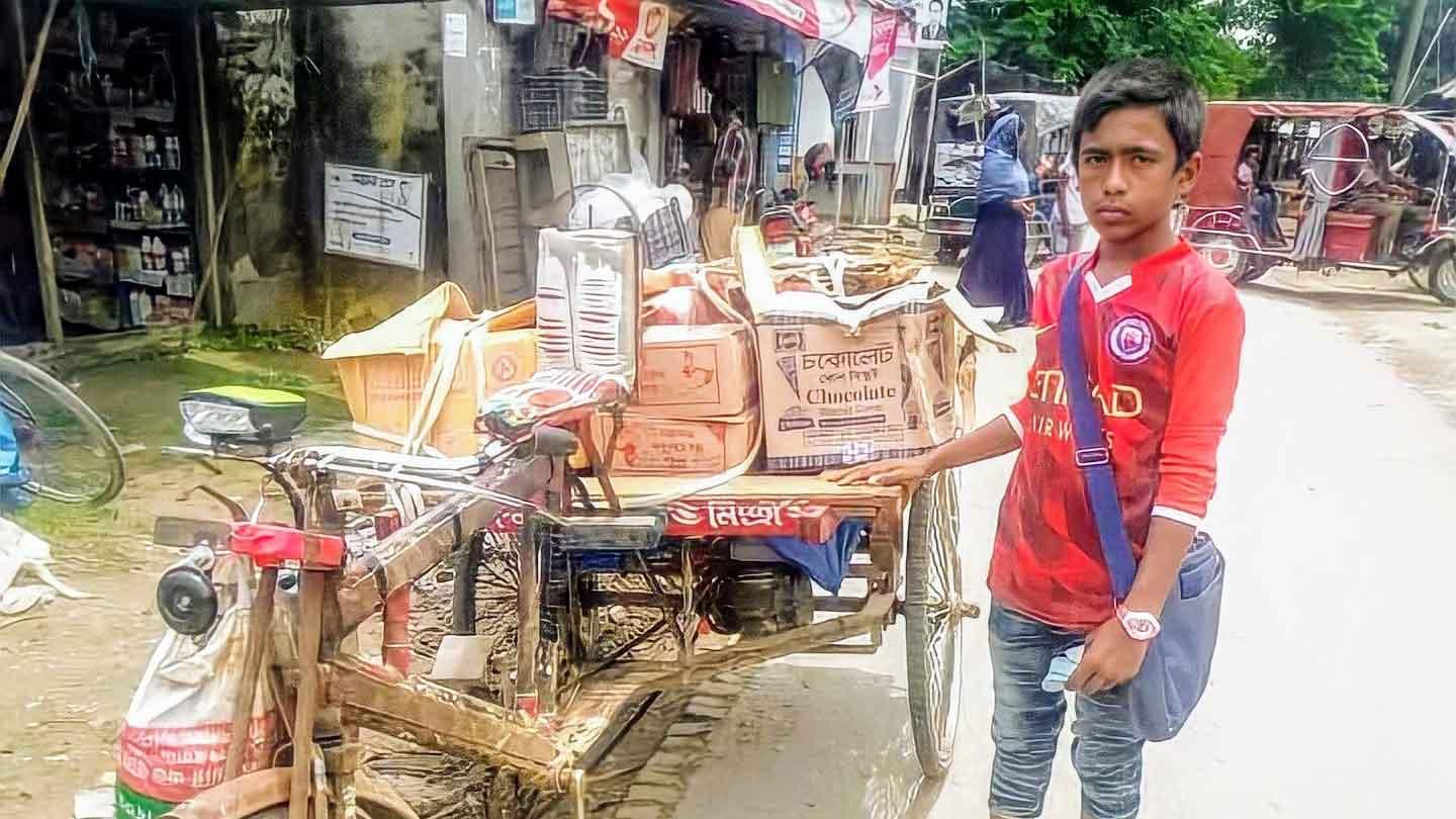 করোনায় সংসারের হাল ধরেছে শিশু, স্কুলে পাঠানো নিয়ে দ্বিধায় বাবা