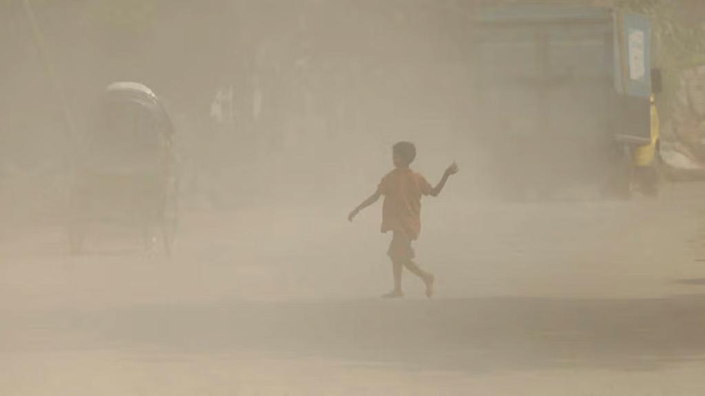 বায়ুদূষণে আজ শীর্ষে দিল্লি, ঢাকা তিনে  