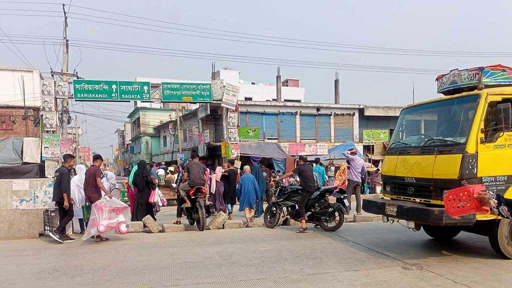 মরণফাঁদ মোকামতলায় একের পর এক দুর্ঘটনা