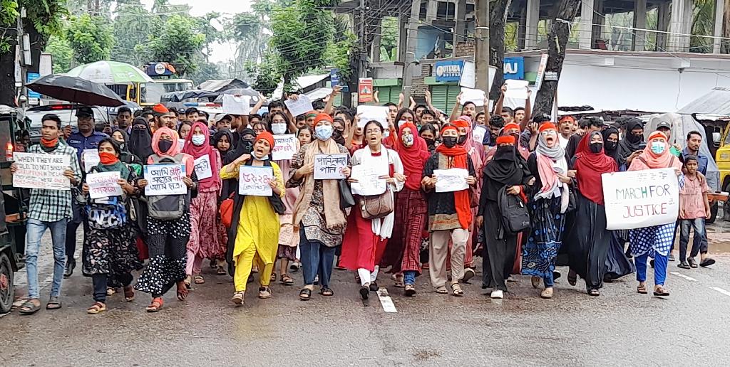 পিরোজপুরে বৈষম্যবিরোধী ছাত্র আন্দোলনের শিক্ষার্থীদের গণমিছিল