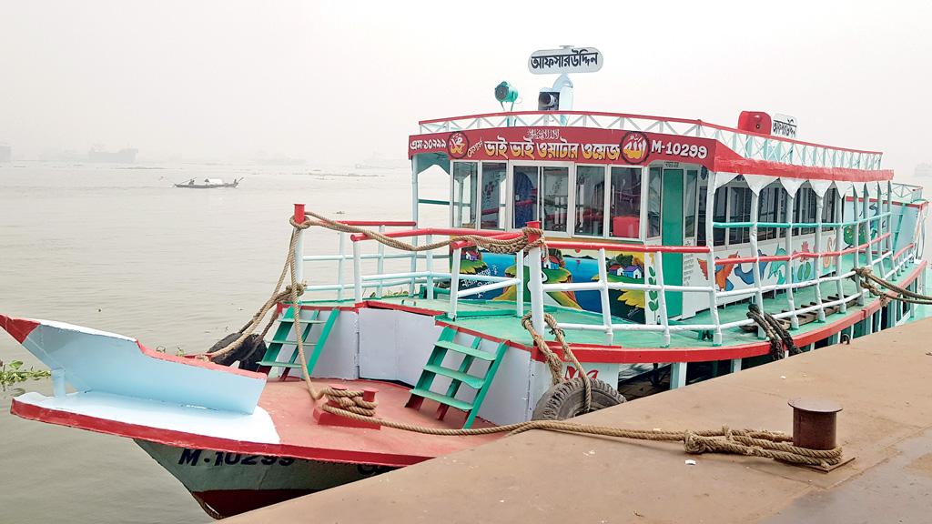 মৃত্যুফাঁদ সেই লঞ্চেই  ঝুঁকি নিয়ে পারাপার