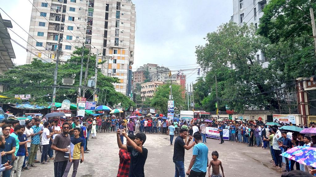 কোটা বাতিলের দাবিতে জবি শিক্ষার্থীদের সড়ক অবরোধ, সদরঘাট এলাকায় যানজট 