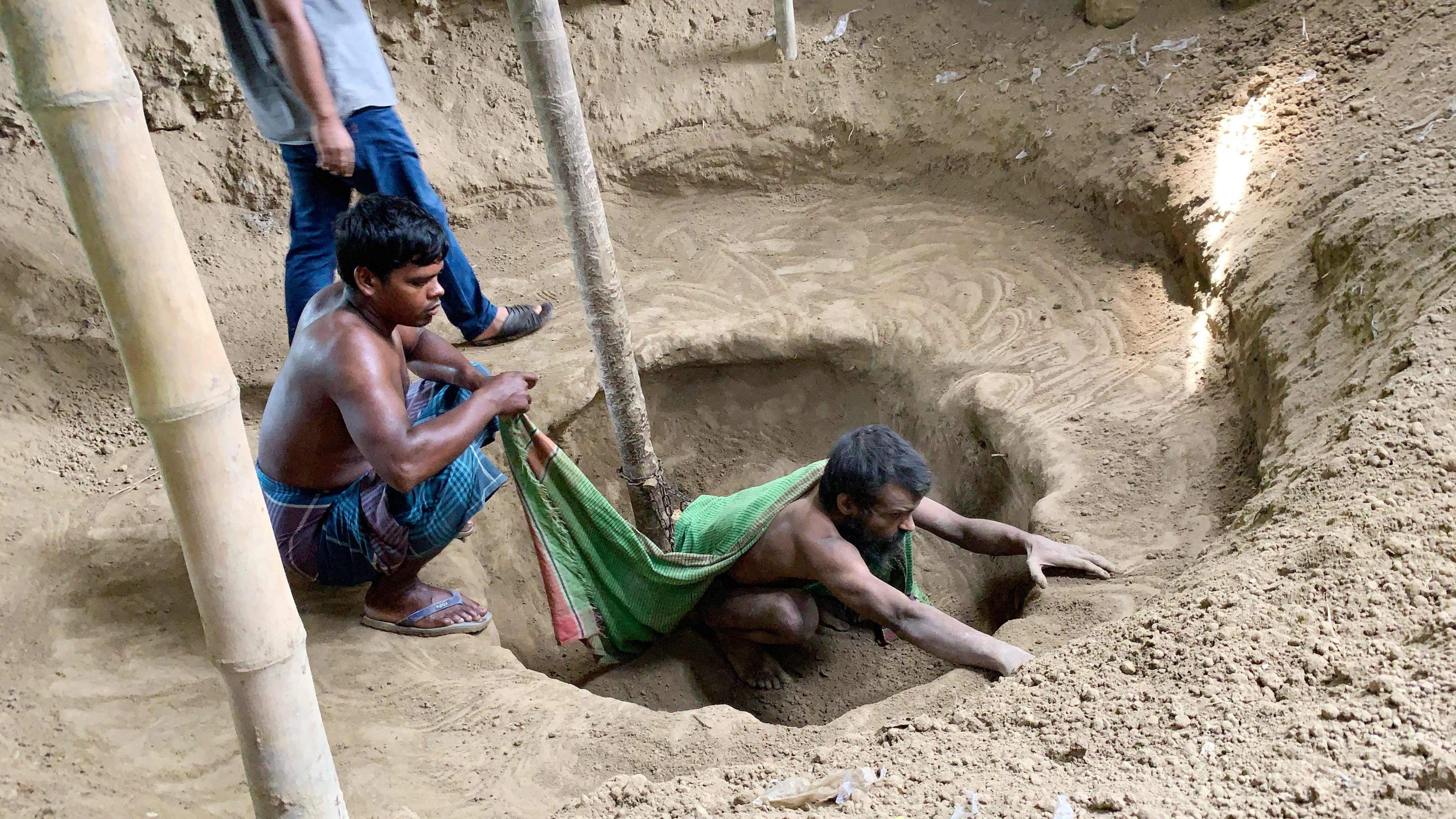 ১৫ বছর শেকলবন্দী রবিউলকে নেওয়া হলো মানসিক হাসপাতালে