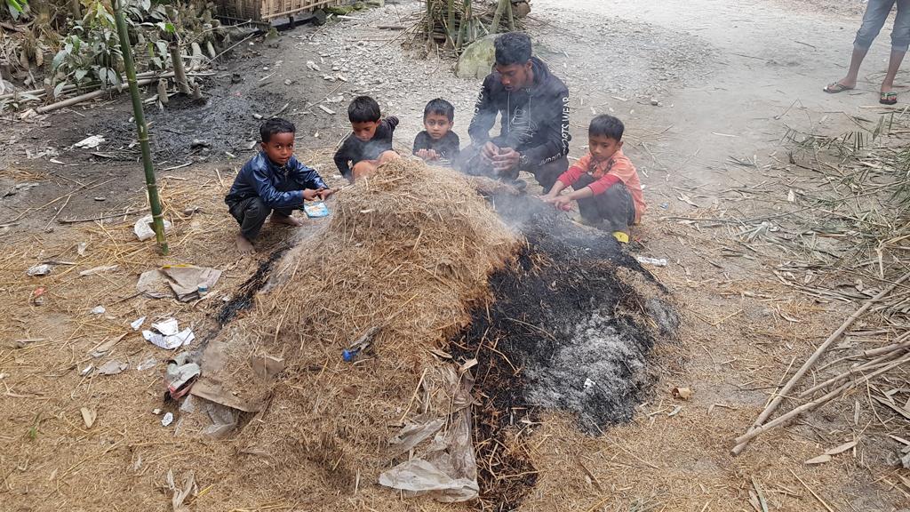 ‘ঠান্ডায় হাত-পাও কোঁকড়া নাগি যায়ছে’