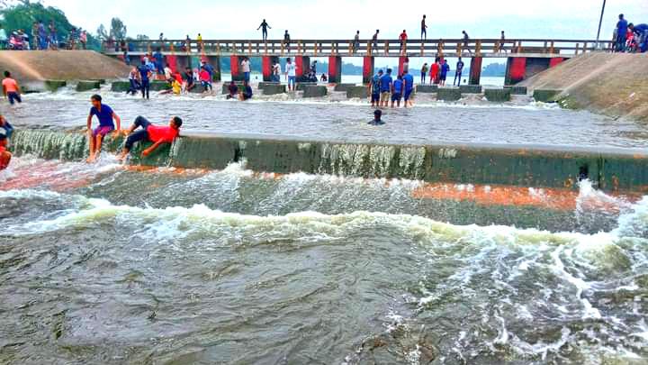 বর্ষায় টইটম্বুর ভুল্লীবাঁধ  শব্দ-ঢেউয়ে মুগ্ধ মানুষ