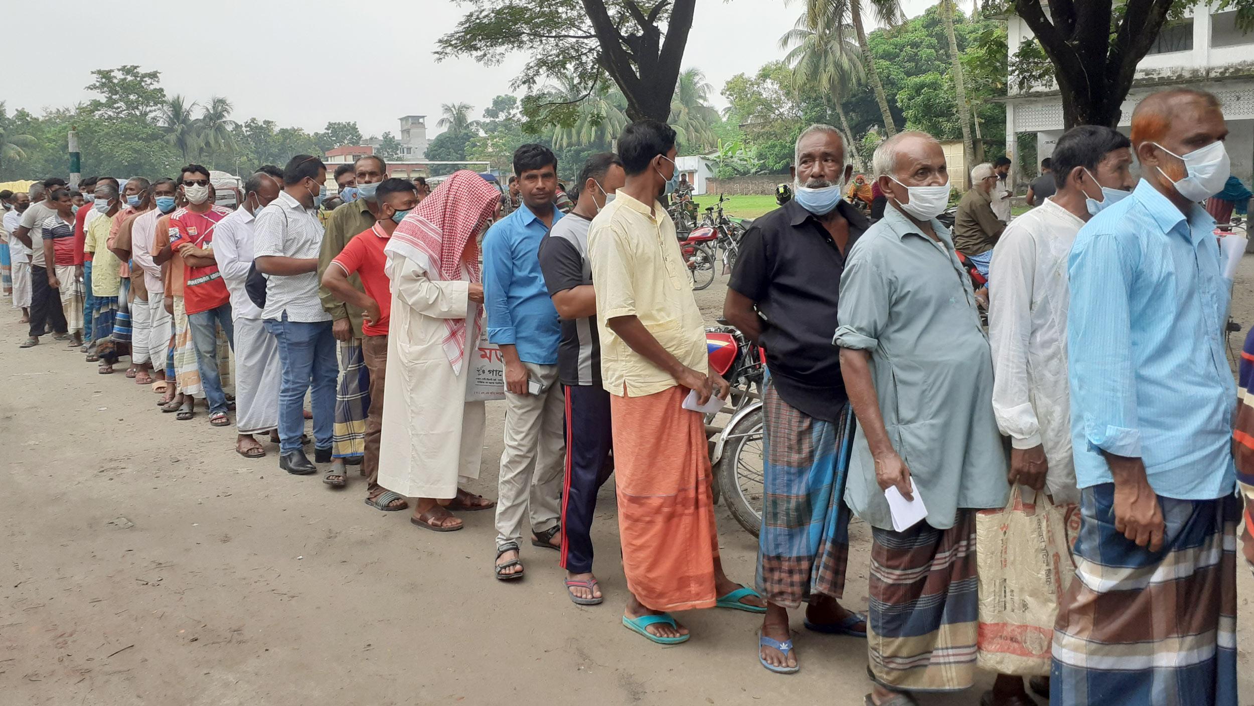 টিকা নিতে আগ্রহীদের ভিড়ে হারিয়ে গেছে স্বাস্থ্যবিধি