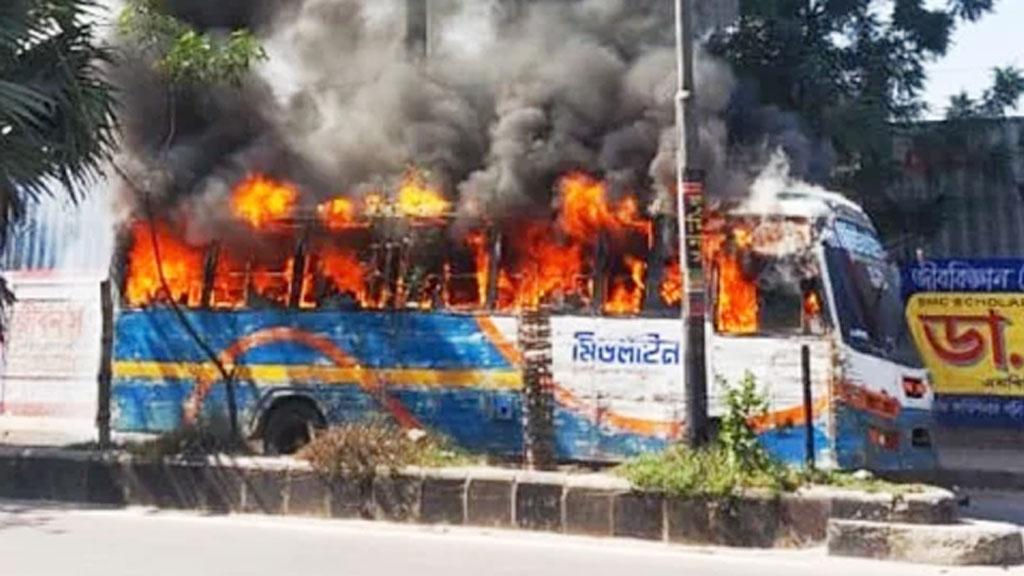 অবরোধের দ্বিতীয় দিন: ঢাকায় ৪ বাসে আগুন, ধরপাকড় অব্যাহত