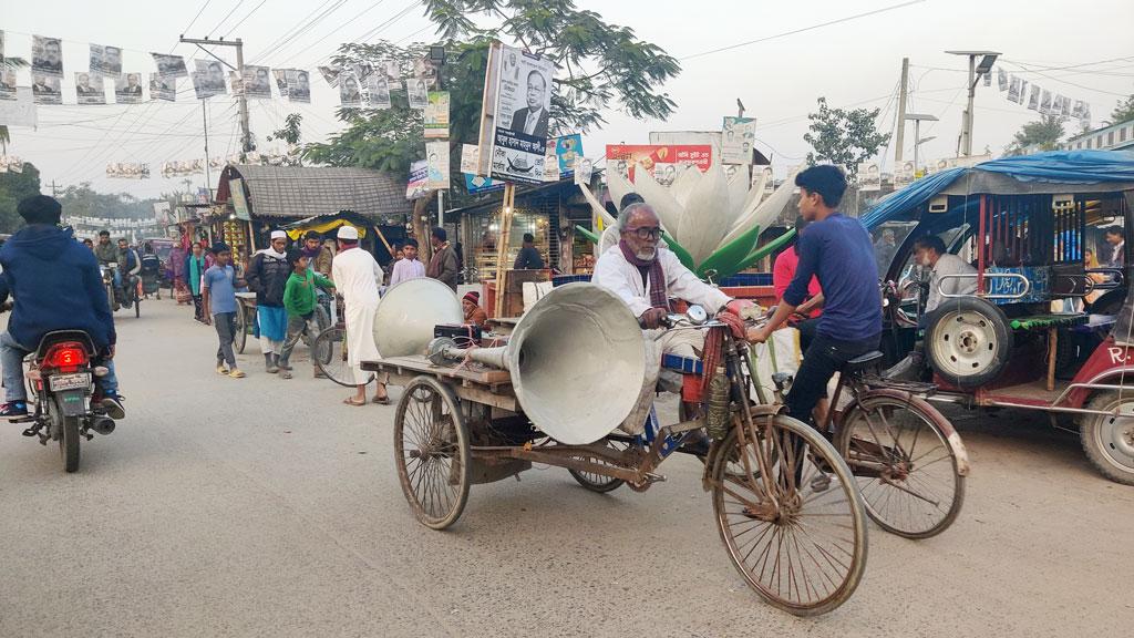 কেন্দ্রে গিয়ে ভোট দেওয়ার অনুরোধ জানিয়ে খানসামায় প্রশাসনের মাইকিং 