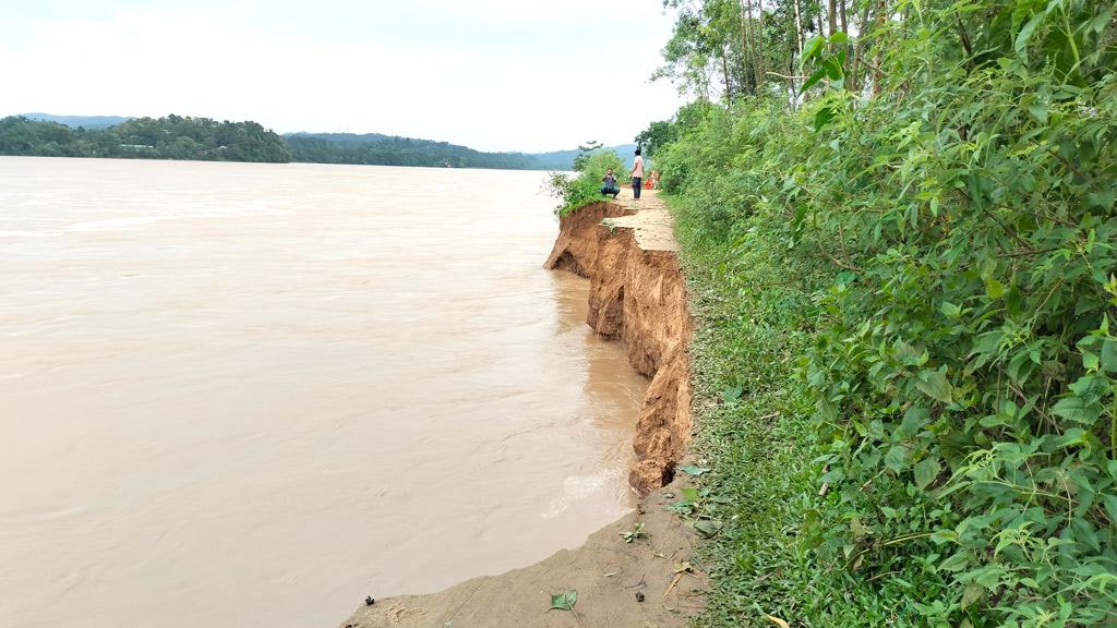 সোমেশ্বরীর ভাঙনে বিলীন সড়ক, চলাচলে কষ্ট