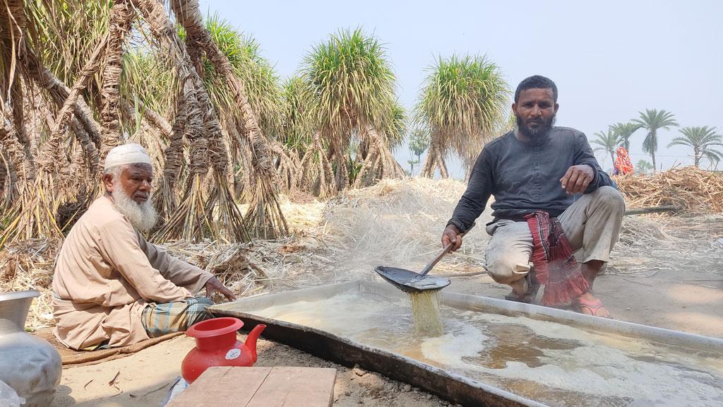 আখ খেতেই তৈরি হচ্ছে গুড়