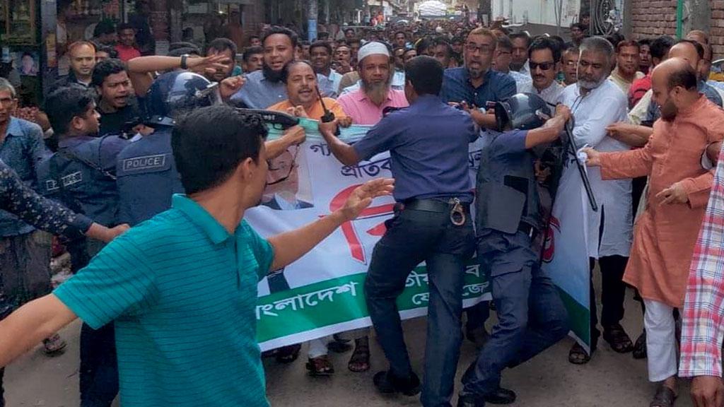 ফেনীতে বিএনপির মিছিলে বাধা পুলিশের, ধস্তাধস্তি